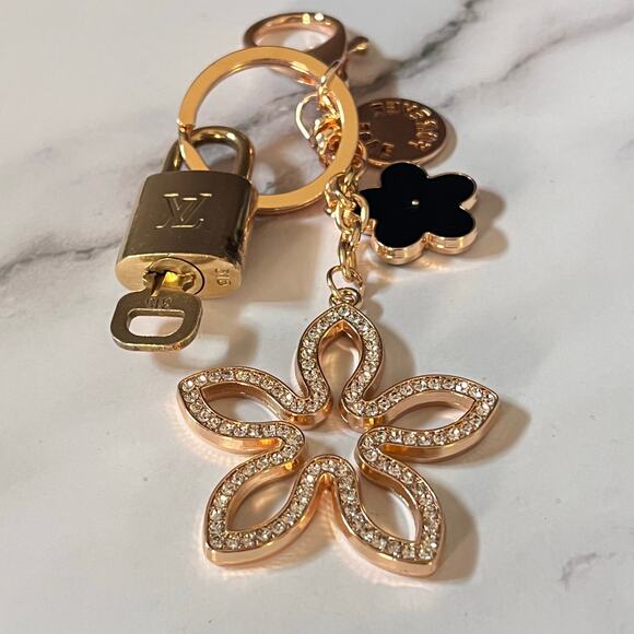 Louis Vuitton Lock and Key #315 with a Clover Fashion Keychain - Picture 2 of 7